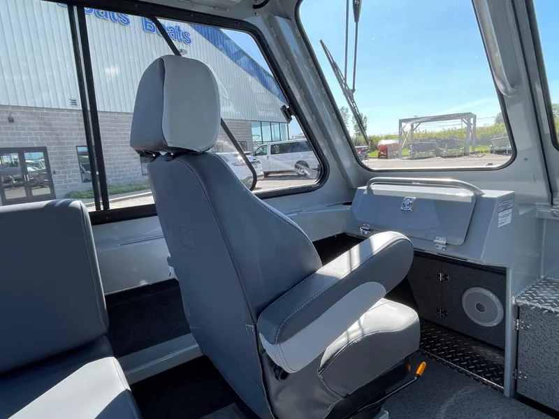 Slide: The Image of Interior of 2025 Hewescraft 210 Sea Runner ET HT boat, featuring a comfortable captain's chair. - 14