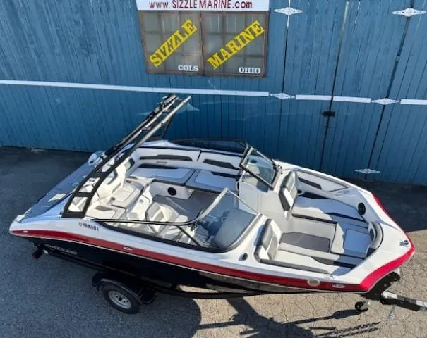 Slide: The Image of 2025 Yamaha AR195 boat with sleek design at Sizzle Marine, Ohio. - 5