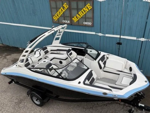 The Image of 2025 Yamaha Boats 195S in front of Sizzle Marine, Ohio. - 0