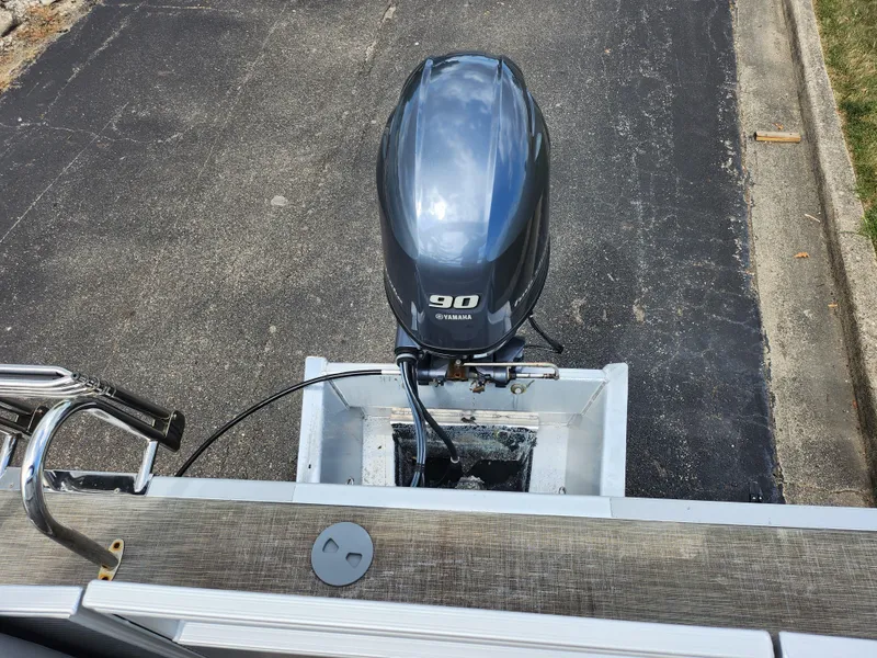 Slide: The Image of 2022 Bennington S 22 SSR with Yamaha 90 outboard motor, viewed from above. - 14
