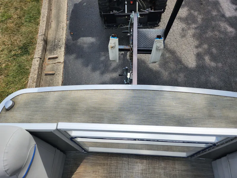 Slide: The Image of 2022 Bennington S 22 SSR pontoon boat on trailer, viewed from above. - 19