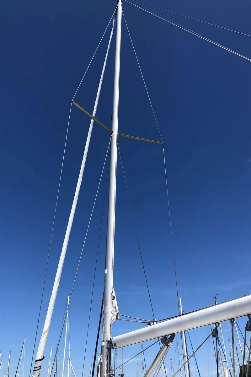 Slide: The Image of Mast of 2004 Beneteau 331 sailboat against clear blue sky. - 15