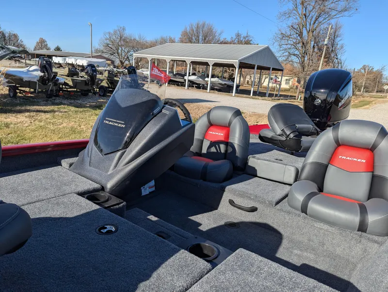 Slide: The Image of Tracker Pro Team 175 2025 - 72