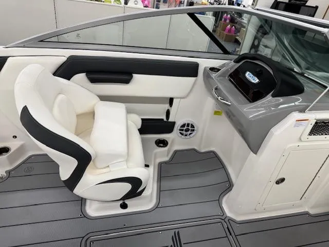 Slide: The Image of Interior of 2025 Chaparral 21 SSi Ski & Fish OB boat, featuring helm and seating. - 11