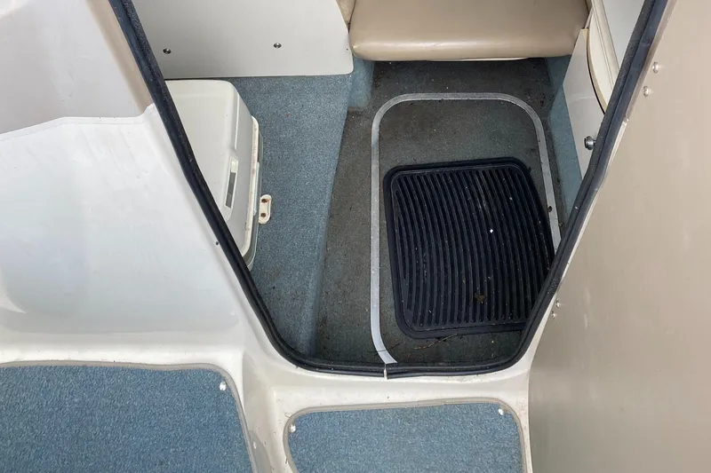 Slide: The Image of Interior view of 2000 Bayliner 2352 Capri DX/LX boat with carpeted flooring. - 20