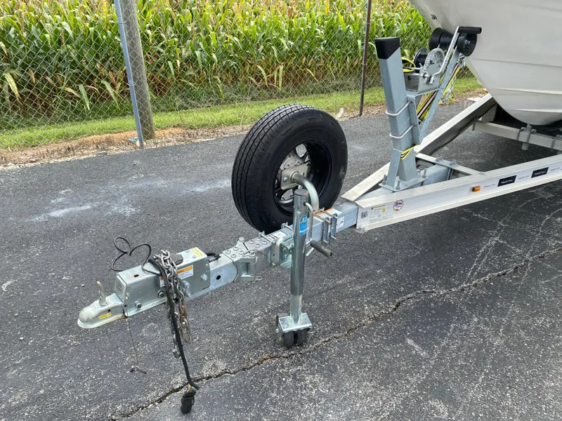 Slide: The Image of Trailer hitch of 2000 Bayliner 2352 Capri DX/LX boat on asphalt. - 34
