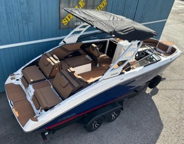Slide: The Image of 2025 Yamaha Boats 252SD with sleek design, spacious seating, and modern features. - 6