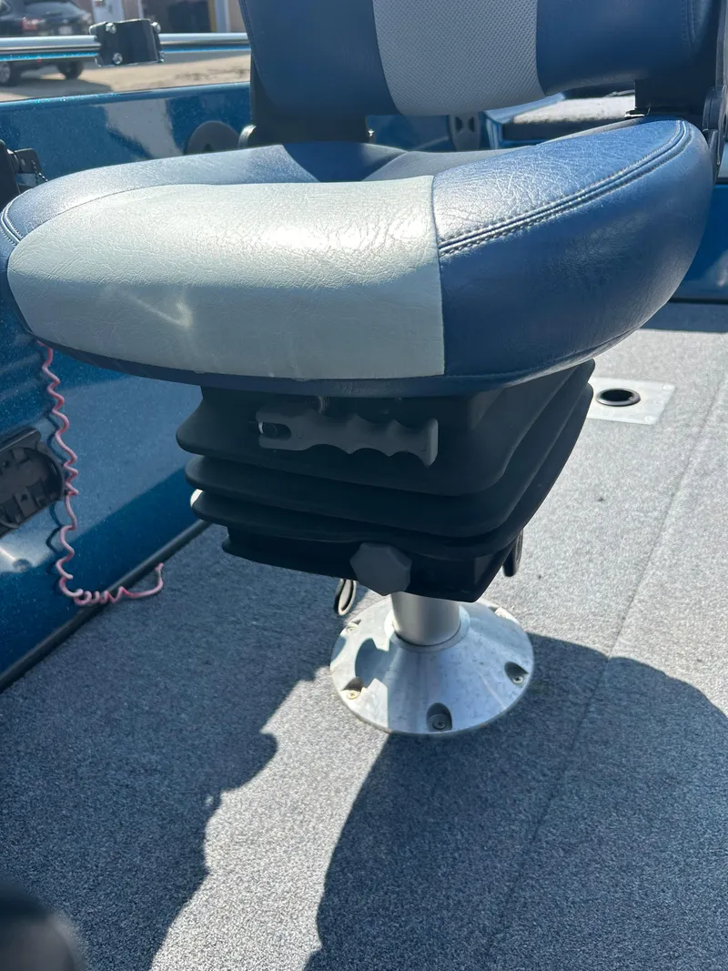 Slide: The Image of 2005 Skeeter WX 1880 boat seat with blue and gray upholstery. - 23