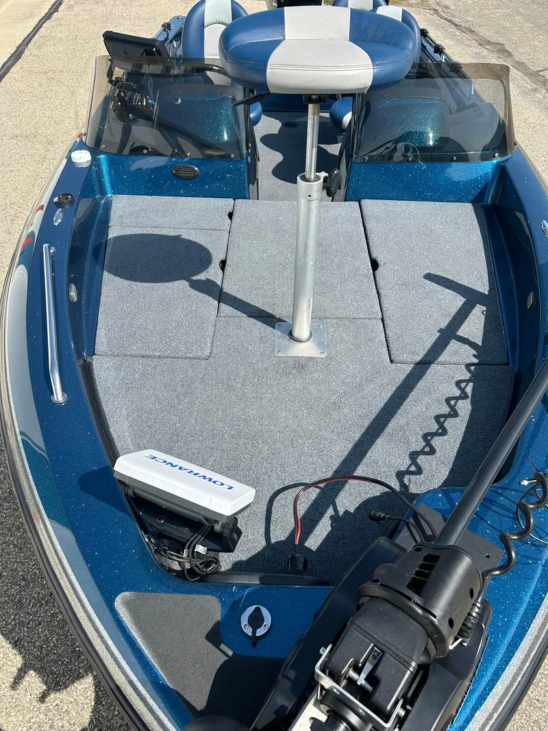 Slide: The Image of 2005 Skeeter WX 1880 fishing boat with trolling motor and seating. - 35