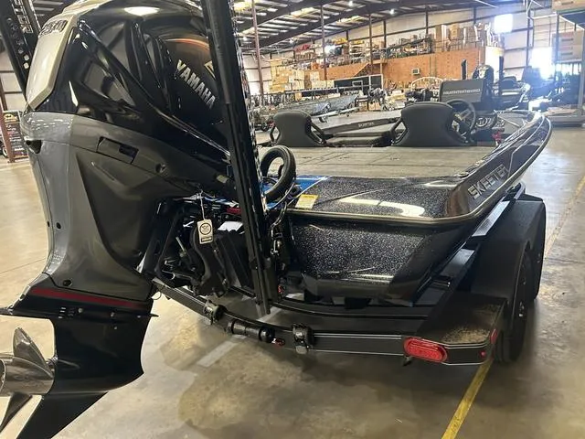 Slide: The Image of Skeeter ZXR 20 W/Yamaha 250HP "SHO" 2025 - 4