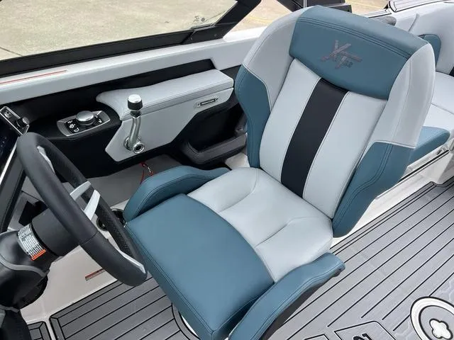 Slide: The Image of MasterCraft XT22 2025 - 13