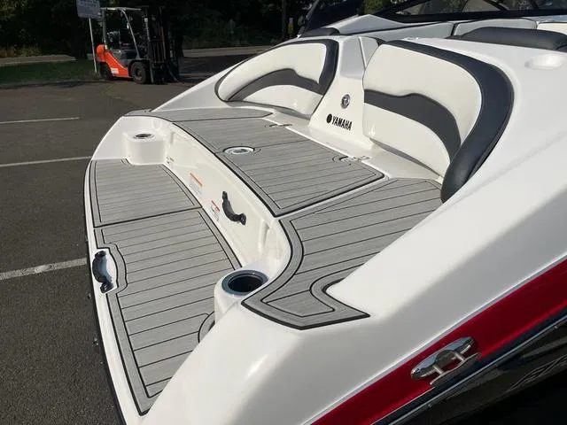 Slide: The Image of 2025 Yamaha AR195 boat with sleek deck design and comfortable seating. - 3