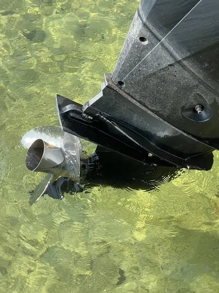Slide: The Image of Finseeker 200 CC 2021 boat motor propeller in clear water. - 10