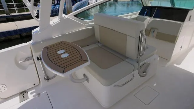 Slide: The Image of Boston Whaler 280 Vantage 2024 - 12