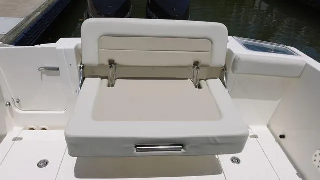 Slide: The Image of Boston Whaler 280 Vantage 2024 - 14