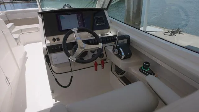 Slide: The Image of Boston Whaler 280 Vantage 2024 - 4