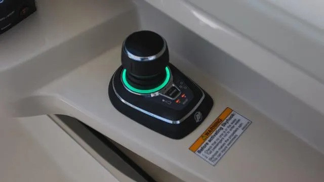 Slide: The Image of Boston Whaler 280 Vantage 2024 - 5