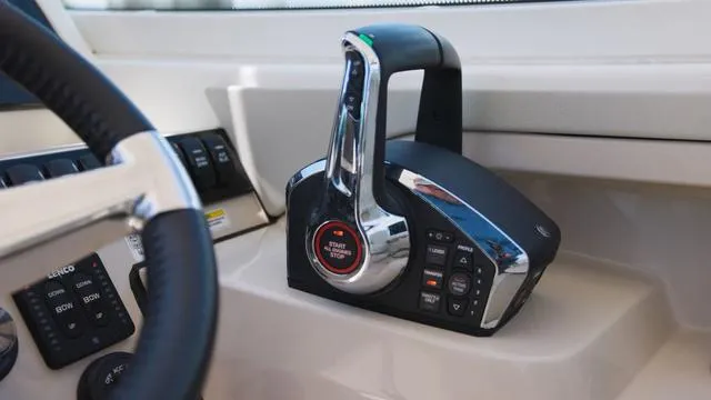 Slide: The Image of Boston Whaler 280 Vantage 2024 - 6