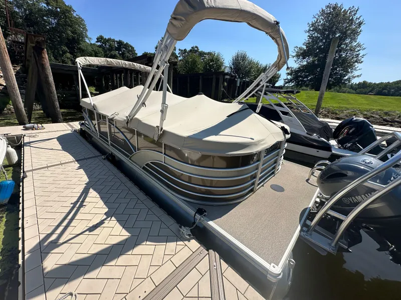 Slide: The Image of 2019 Sylvan Mirage 8522 LZ pontoon boat docked with canopy cover. - 16