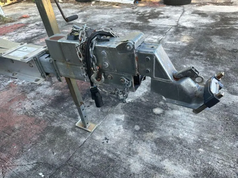 Slide: The Image of Trailer hitch of a 2015 Bluewater 2550 on a concrete surface. - 31