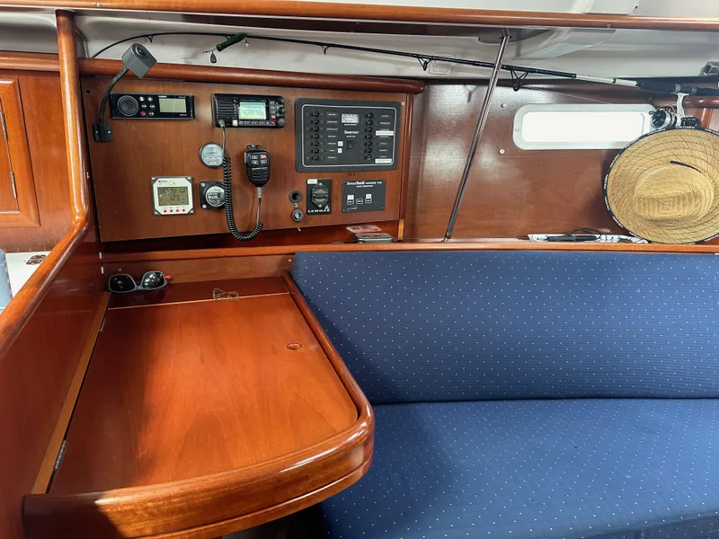 Slide: The Image of Beneteau 331 2004 - 18