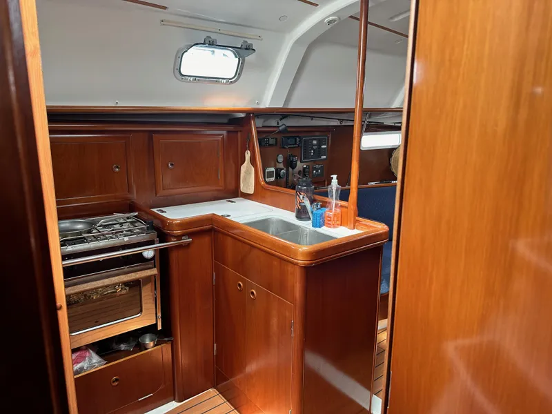 Slide: The Image of Beneteau 331 2004 - 25