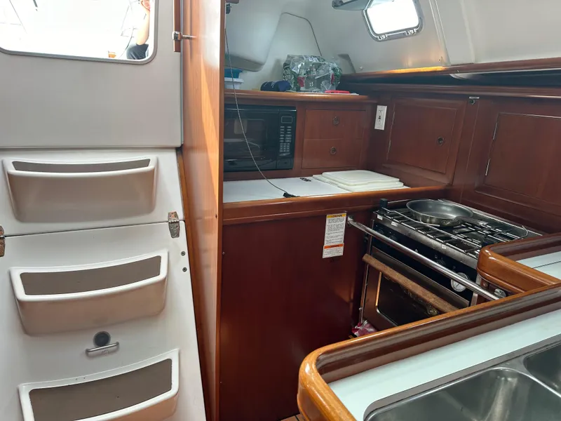 Slide: The Image of Beneteau 331 2004 - 26