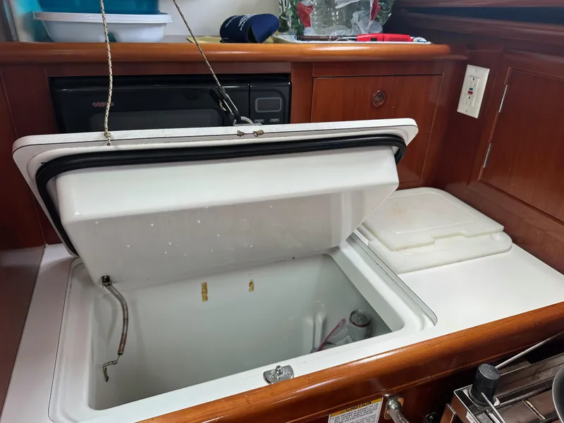 Slide: The Image of Beneteau 331 2004 - 27