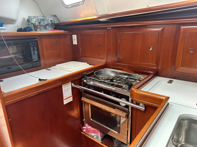 Slide: The Image of Beneteau 331 2004 - 6