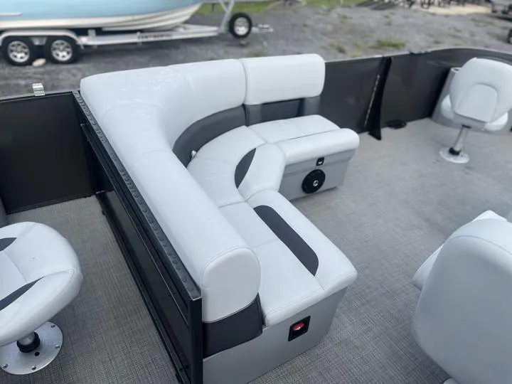 Slide: The Image of Bentley Pontoons LE 180 3PT 2024 - 15