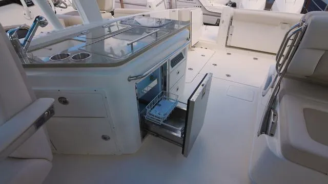 Slide: The Image of Boston Whaler 320 Vantage 2025 - 10