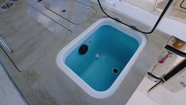 Slide: The Image of Boston Whaler 320 Vantage 2025 - 11