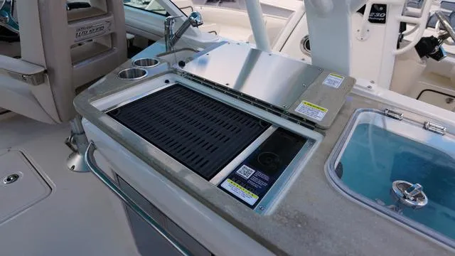 Slide: The Image of Boston Whaler 320 Vantage 2025 - 12