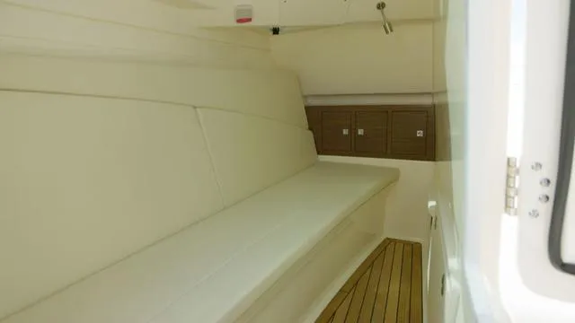 Slide: The Image of Boston Whaler 320 Vantage 2025 - 13