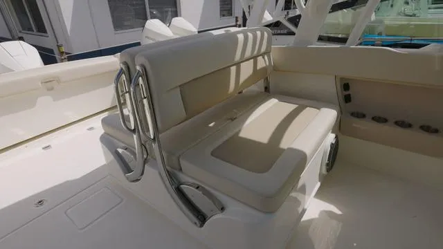 Slide: The Image of Boston Whaler 320 Vantage 2025 - 14