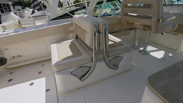 Slide: The Image of Boston Whaler 320 Vantage 2025 - 15
