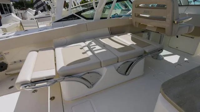 Slide: The Image of Boston Whaler 320 Vantage 2025 - 16