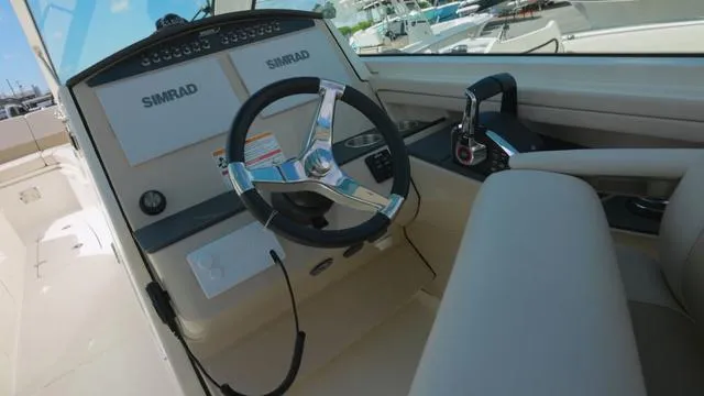 Slide: The Image of Boston Whaler 320 Vantage 2025 - 17