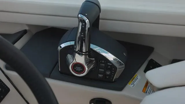 Slide: The Image of Boston Whaler 320 Vantage 2025 - 18