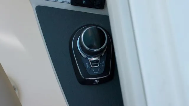 Slide: The Image of Boston Whaler 320 Vantage 2025 - 19