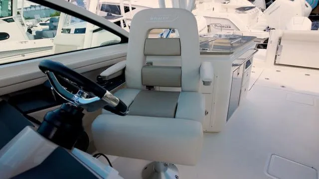 Slide: The Image of Boston Whaler 320 Vantage 2025 - 20