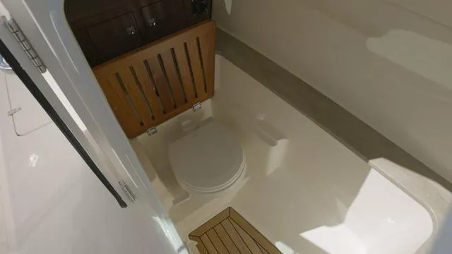 Slide: The Image of Boston Whaler 320 Vantage 2025 - 21