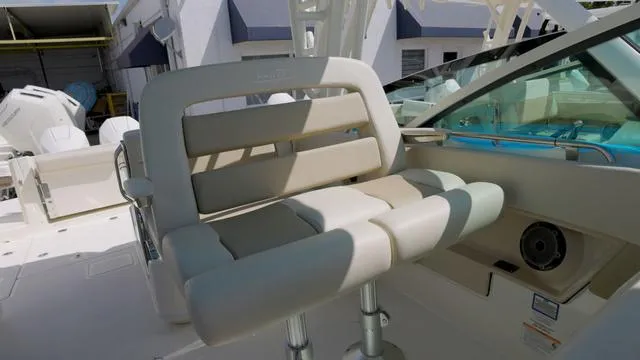 Slide: The Image of Boston Whaler 320 Vantage 2025 - 22