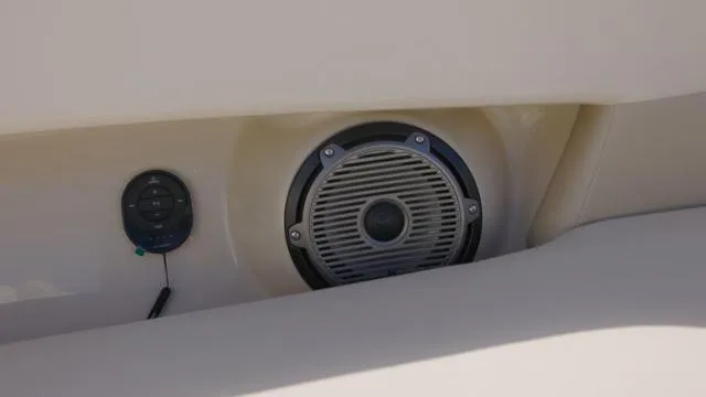 Slide: The Image of Boston Whaler 320 Vantage 2025 - 24