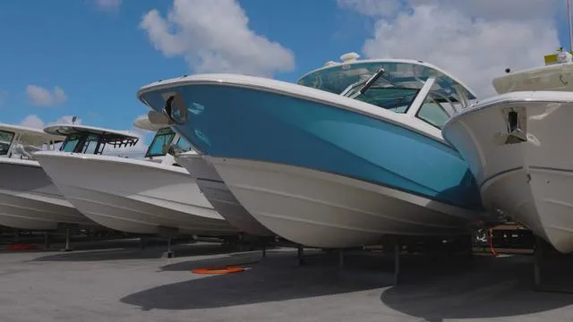 Slide: The Image of Boston Whaler 320 Vantage 2025 - 3