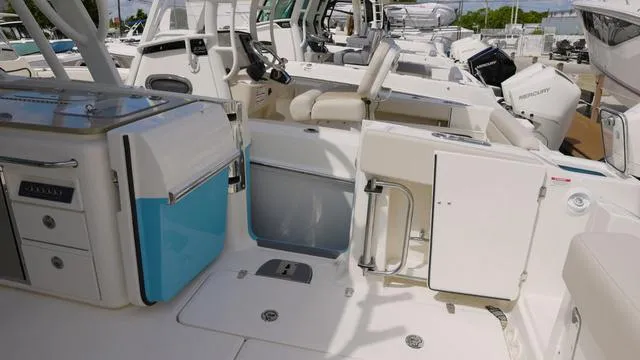 Slide: The Image of Boston Whaler 320 Vantage 2025 - 4