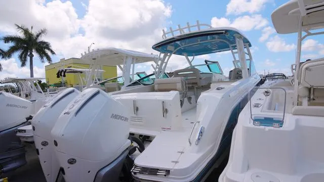 Slide: The Image of Boston Whaler 320 Vantage 2025 - 5