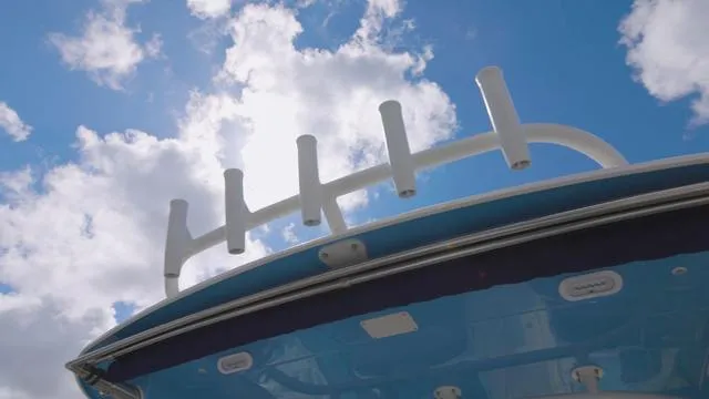 Slide: The Image of Boston Whaler 320 Vantage 2025 - 6