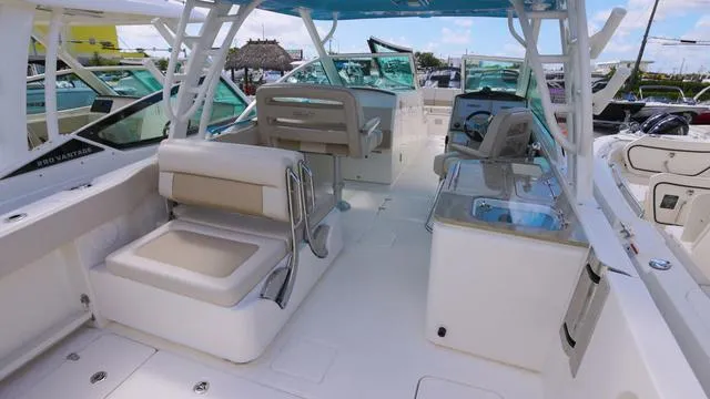 Slide: The Image of Boston Whaler 320 Vantage 2025 - 7
