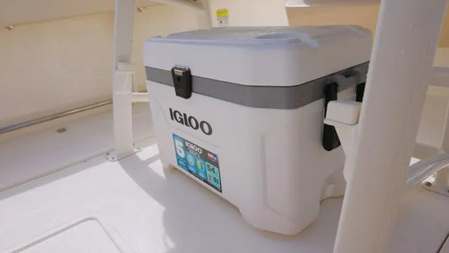 Slide: The Image of Boston Whaler 230 Outrage 2023 - 39